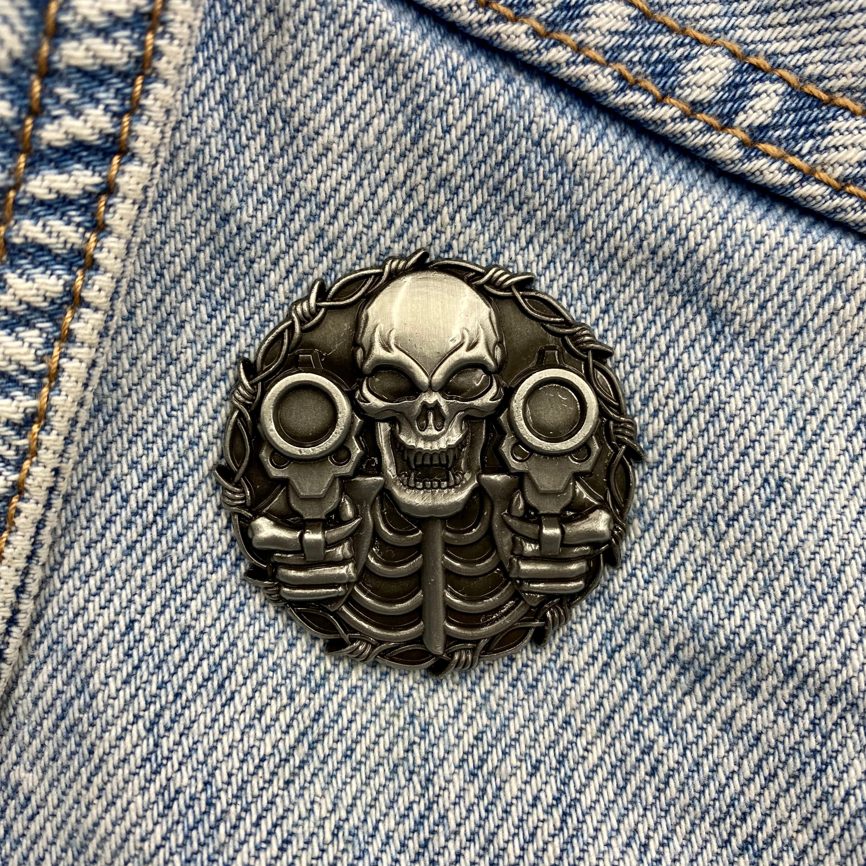 Totenkopf mit Pistolen Emaille Pin