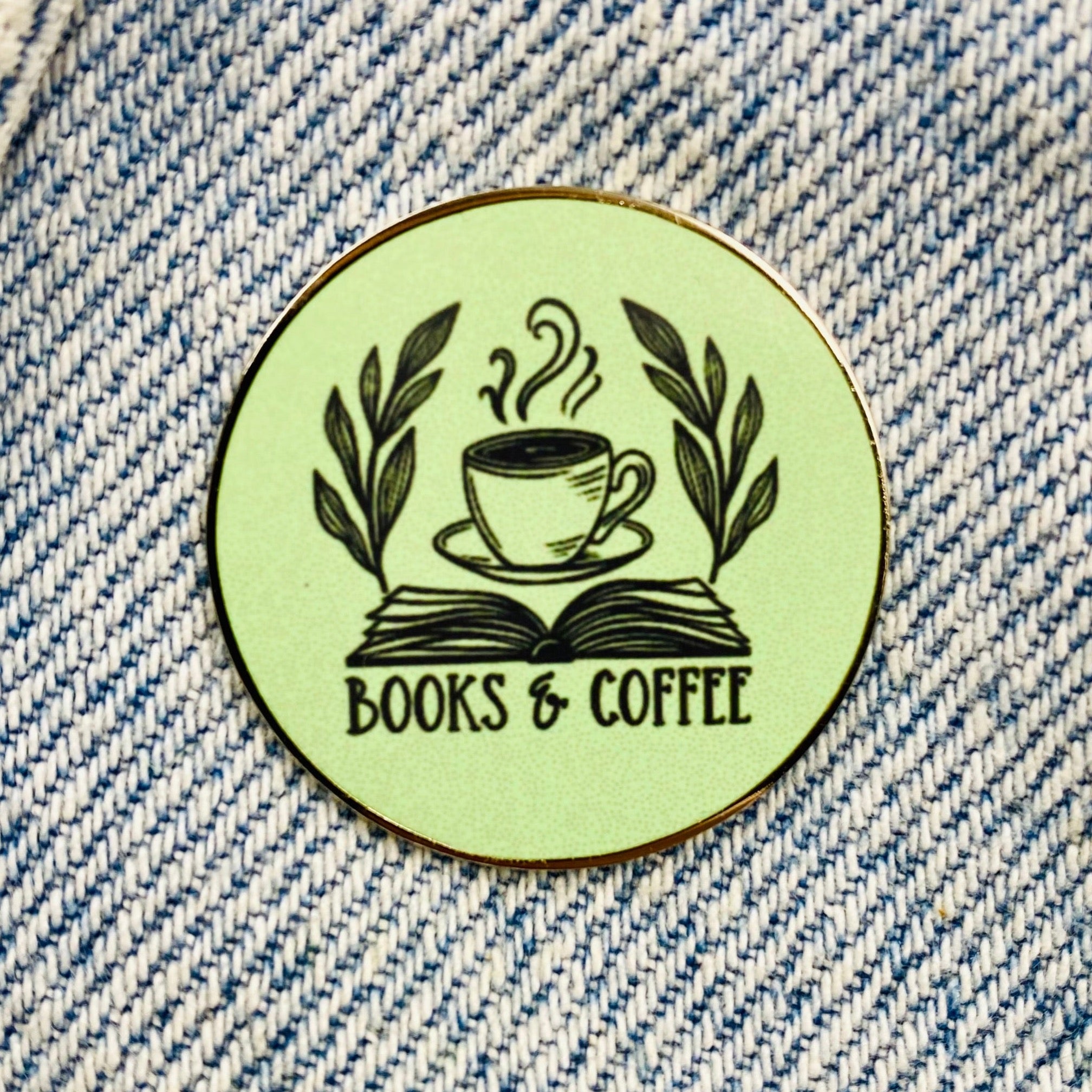 Spruch "Bücher und Kaffee" Emaille Pin