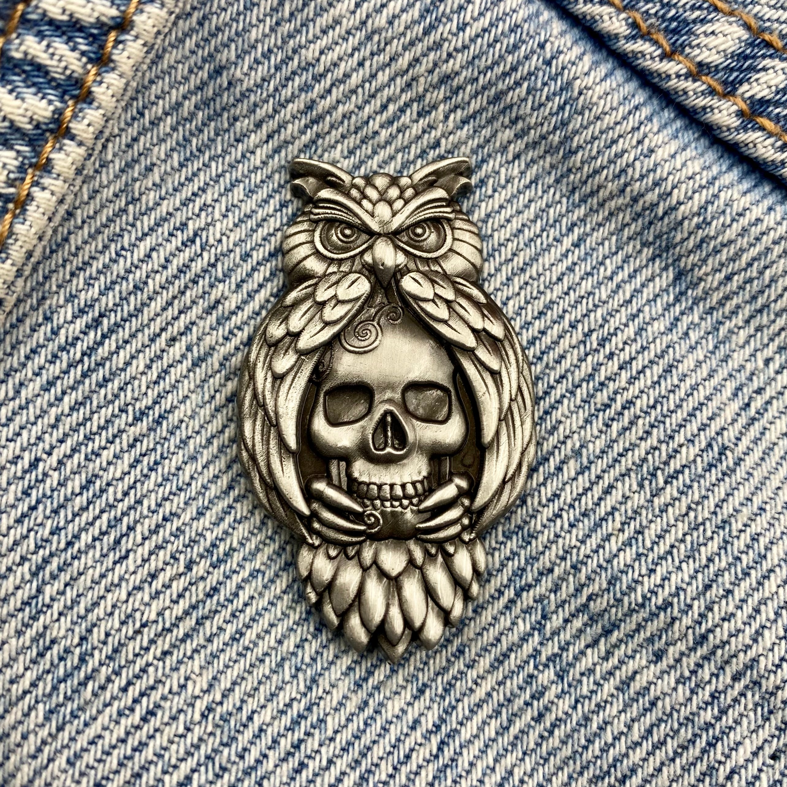 Totenkopf mit Eule Emaille Pin