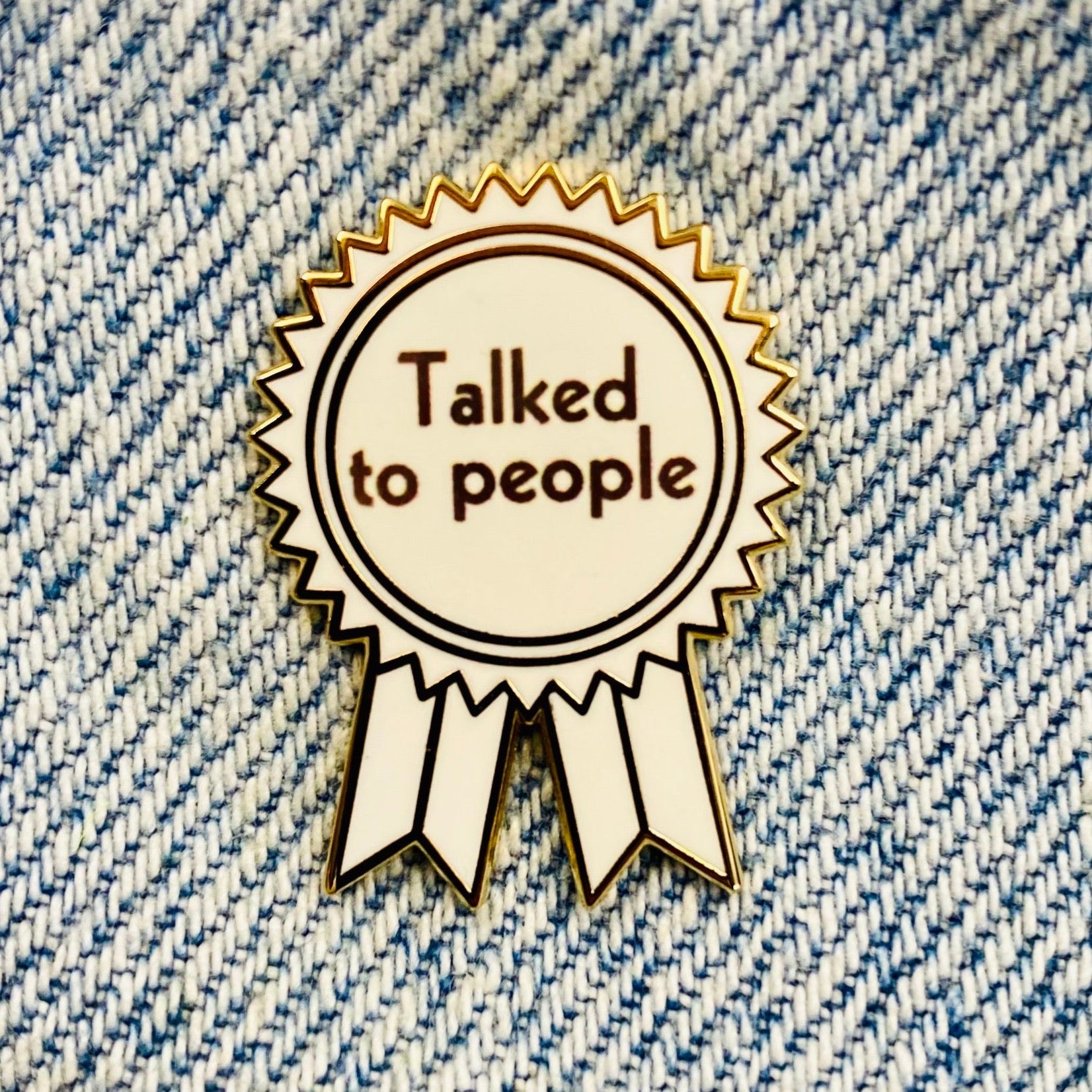 Spruch „Talked to People" Award Emaille-Pin