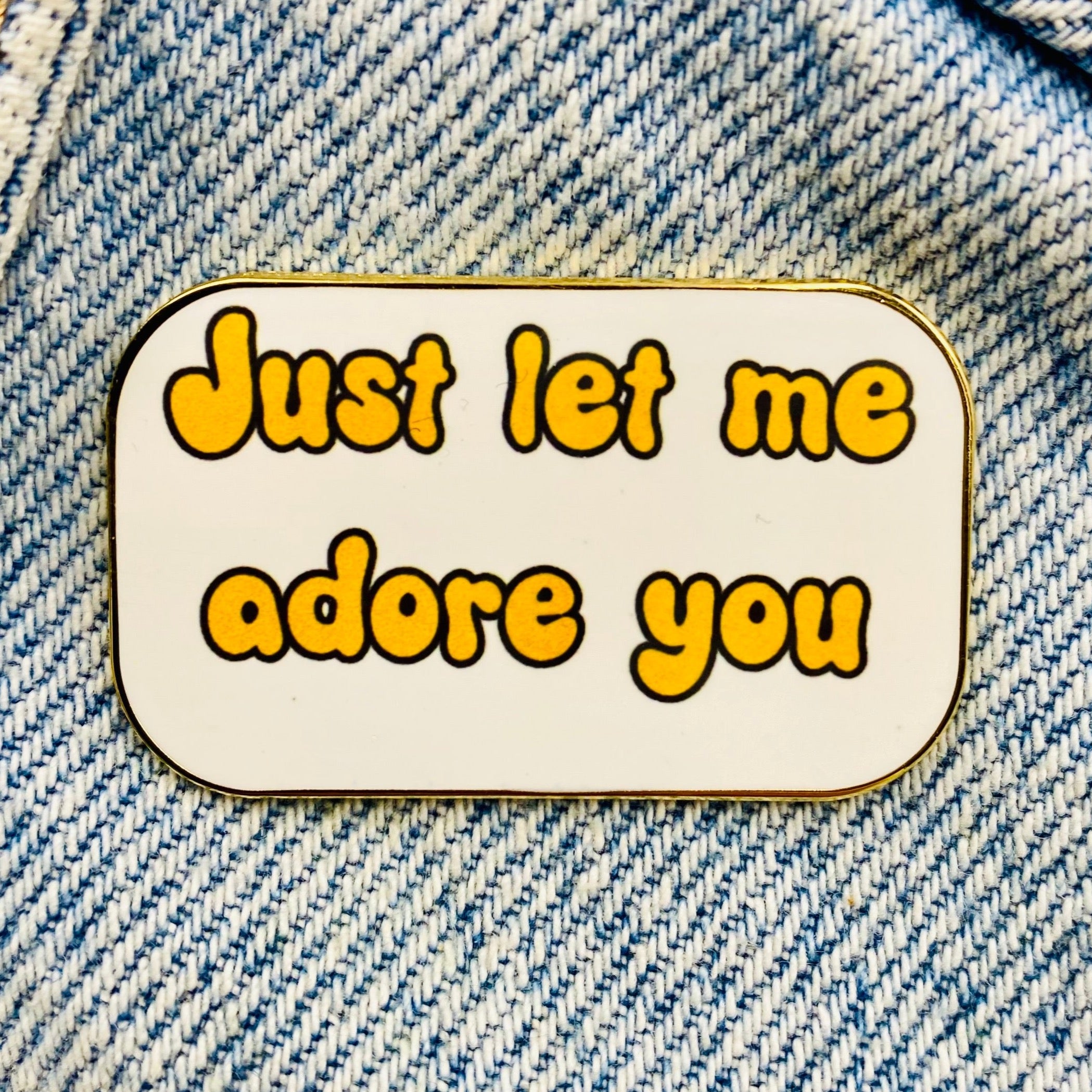 Spruch "just let me adore you" Emaille-Pin