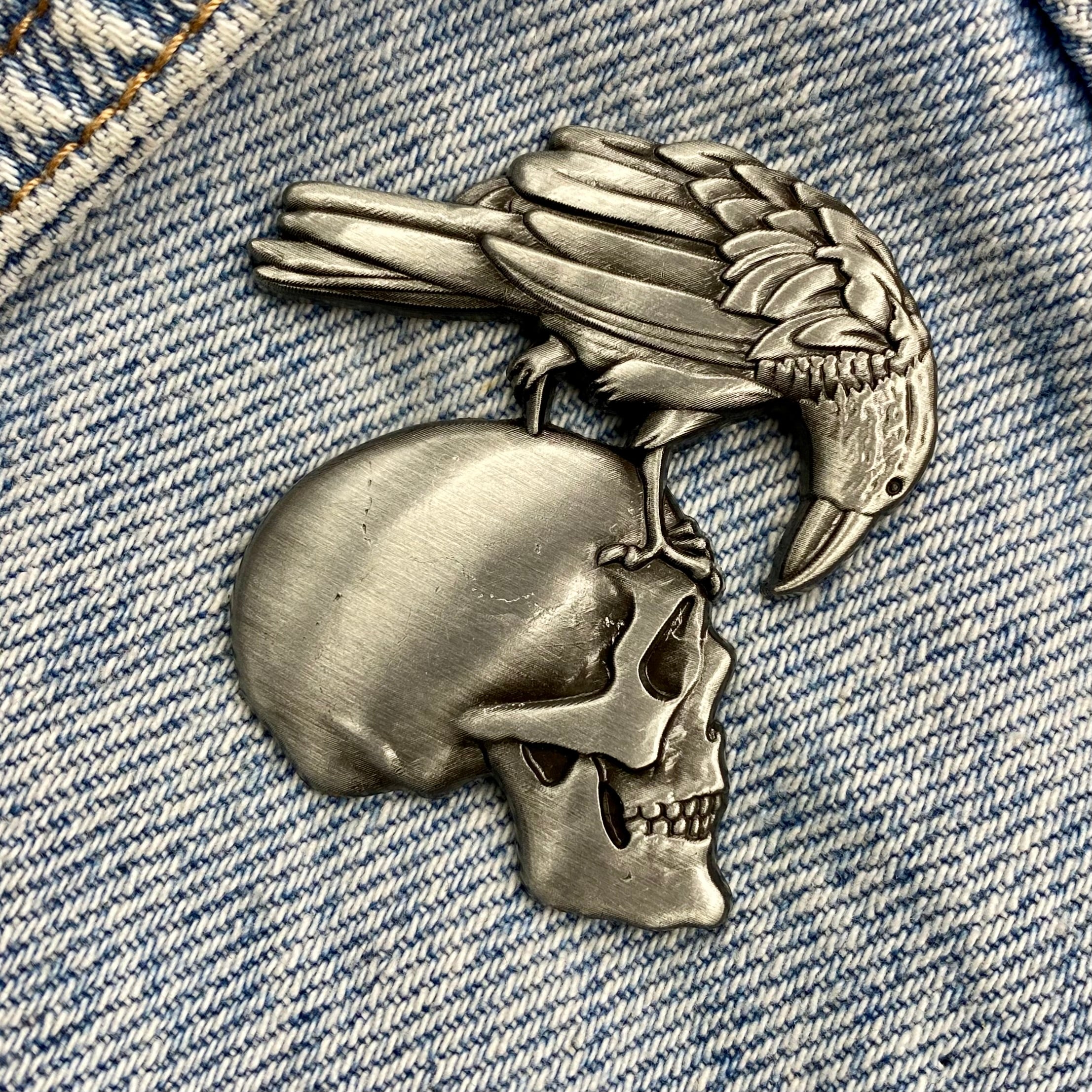 Totenkopf mit Rabe Emaille Pin