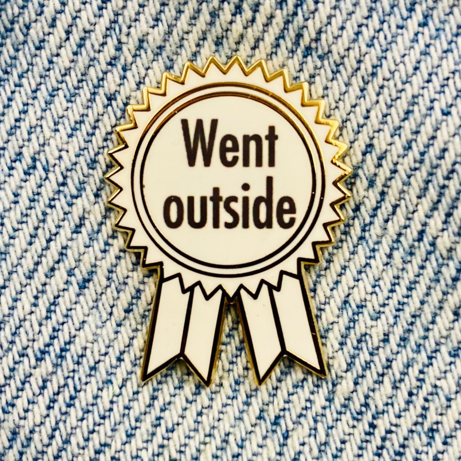 Spruch „Went Outside" Award Emaille Pin