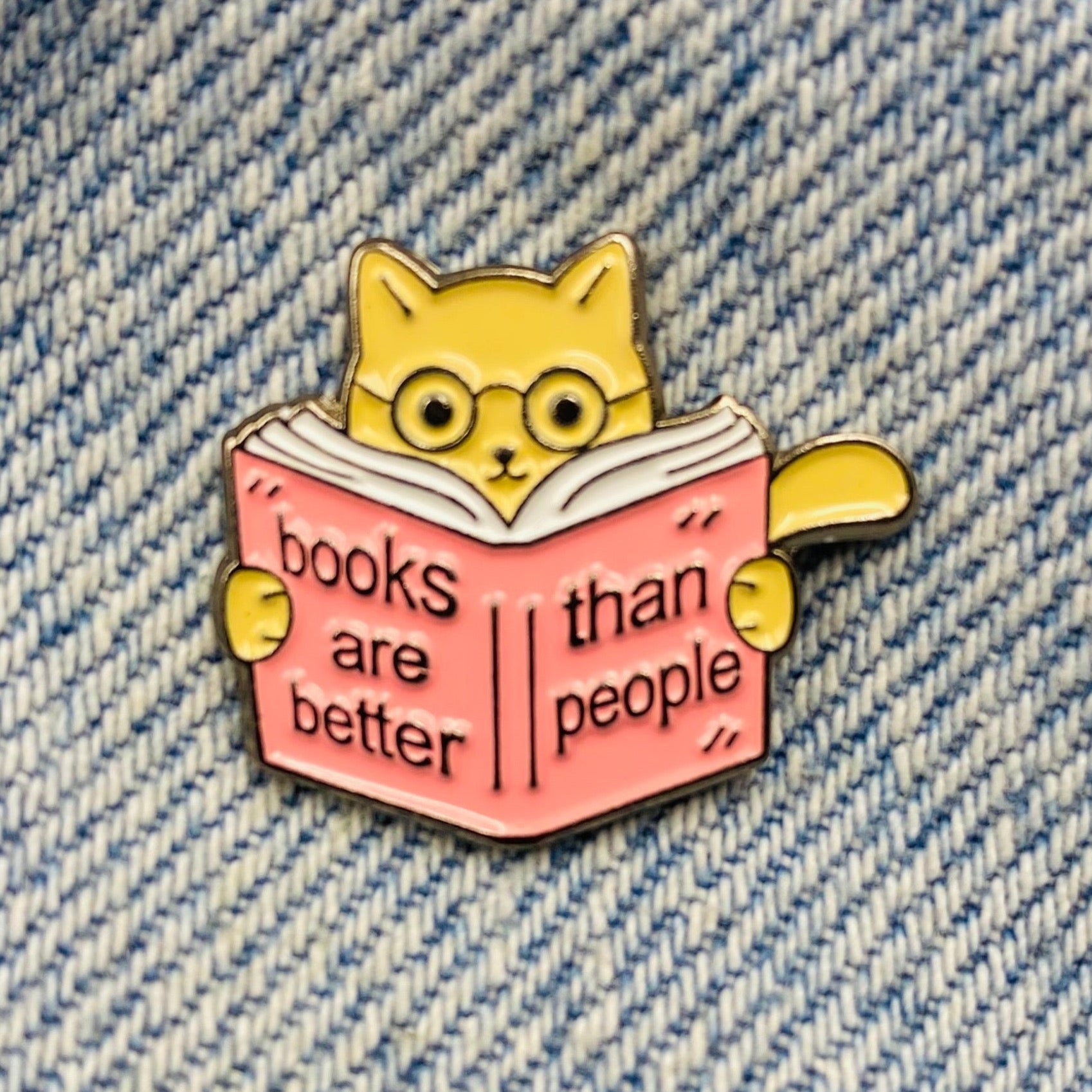 Spruch Katze mit Buch Emaille Pin