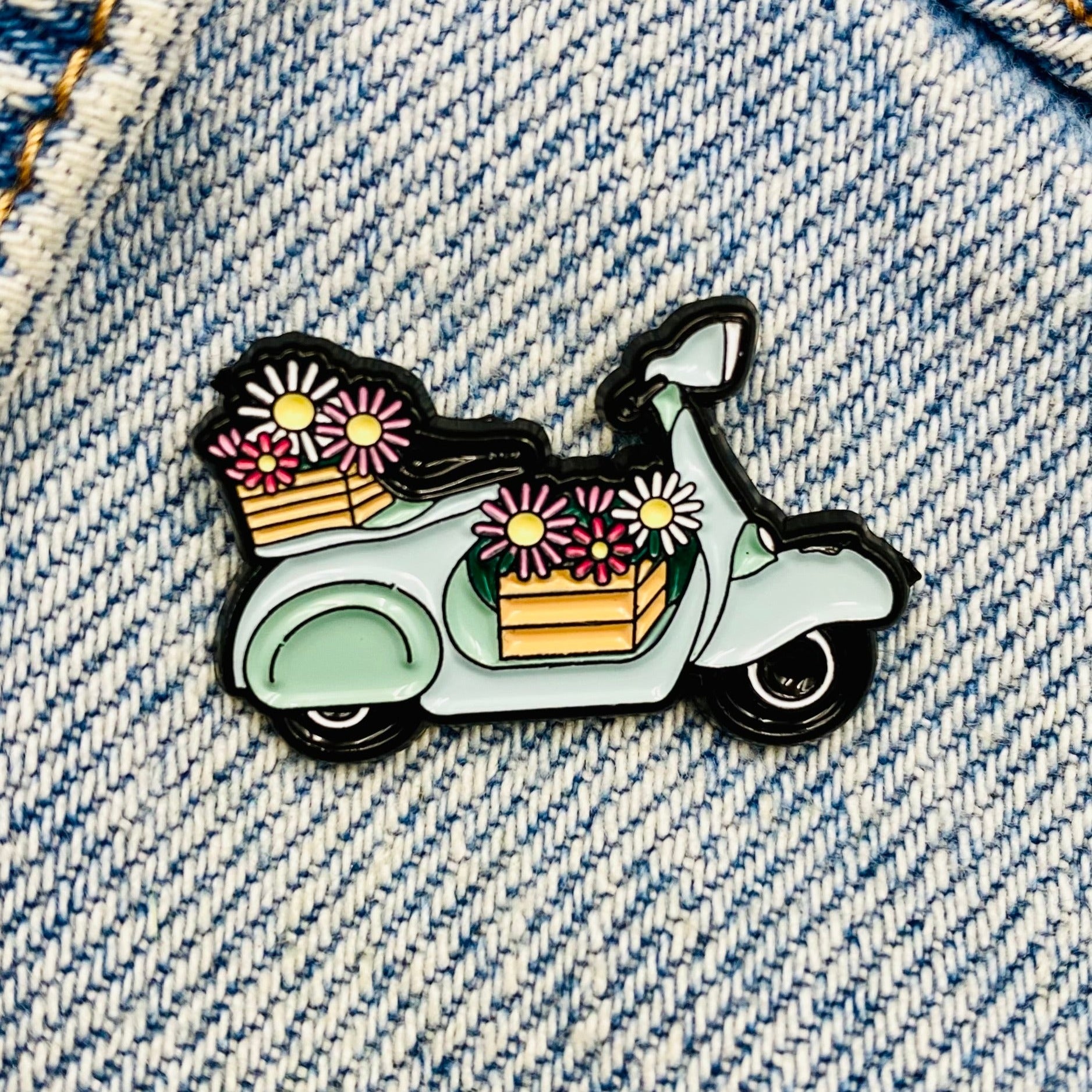 Vespa mit Blumen Emaille Pin