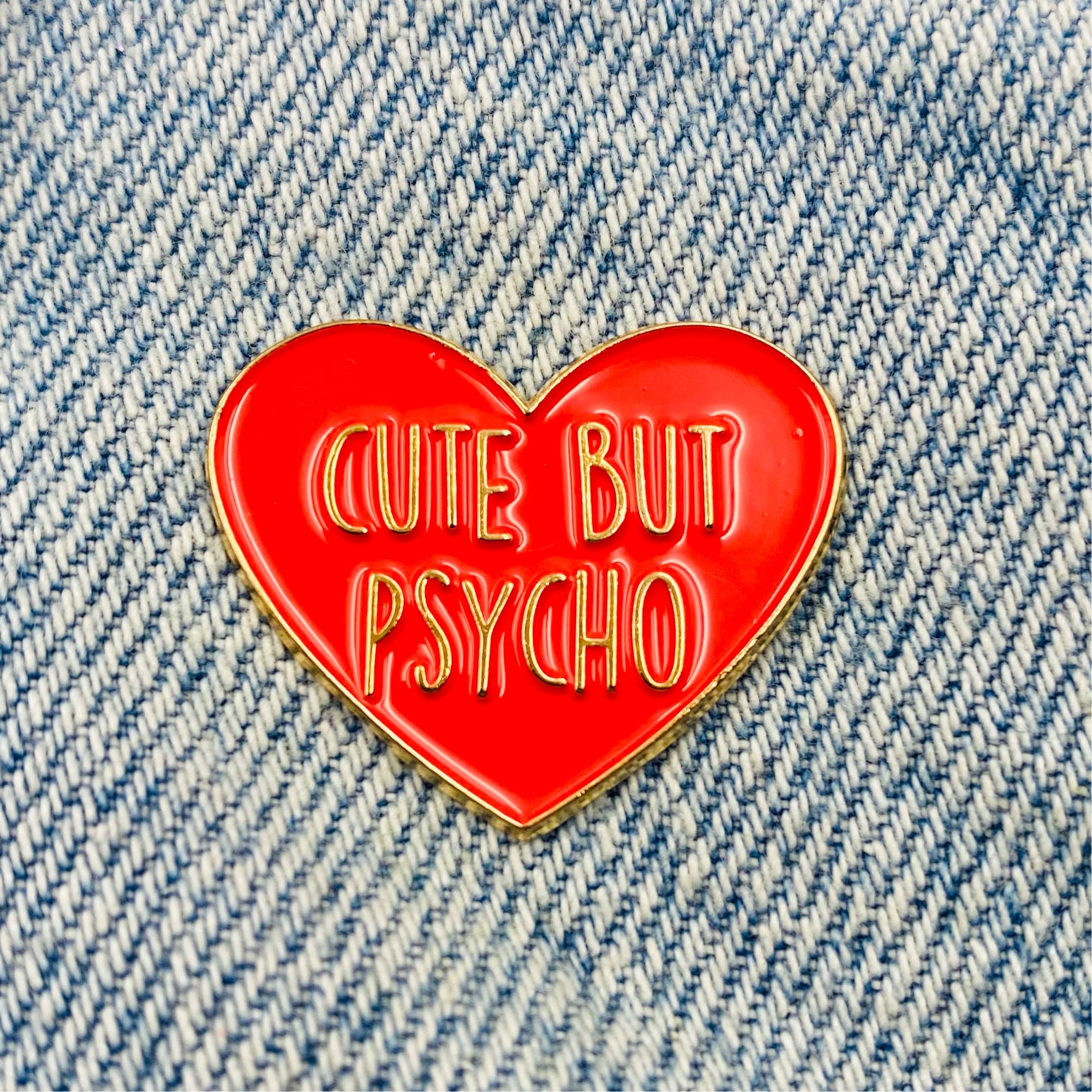 Spruch "cute but psycho" Emaille Pin