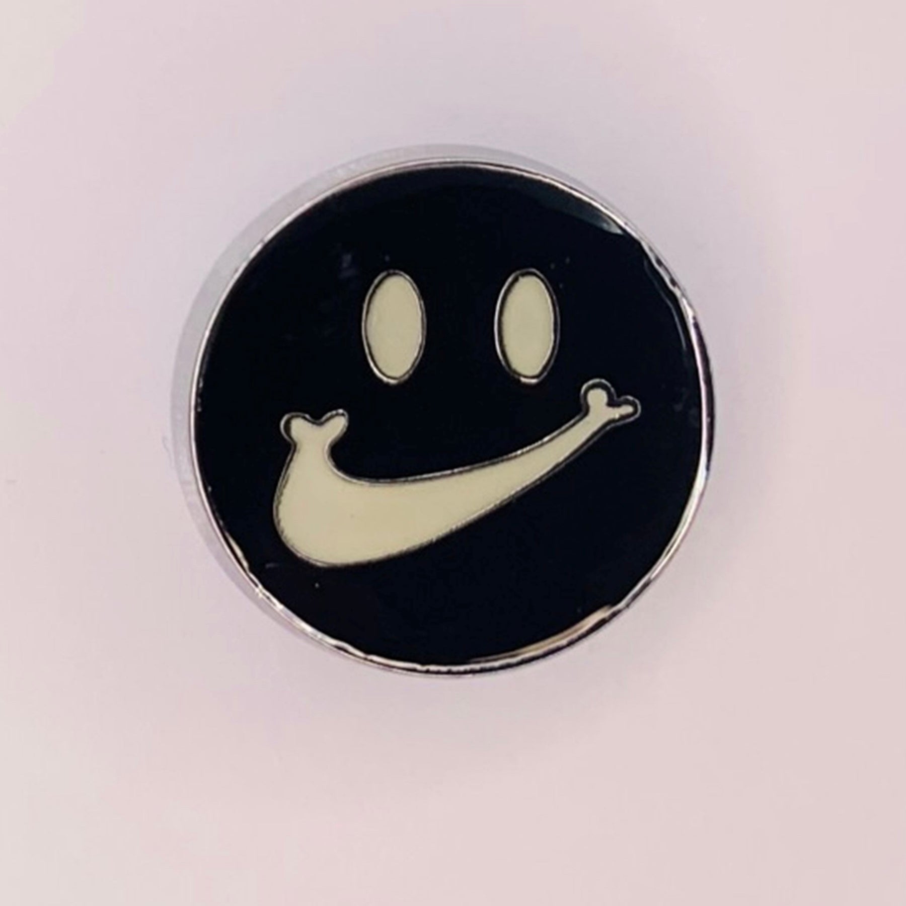 Schwarzer Nike Smiley Pin