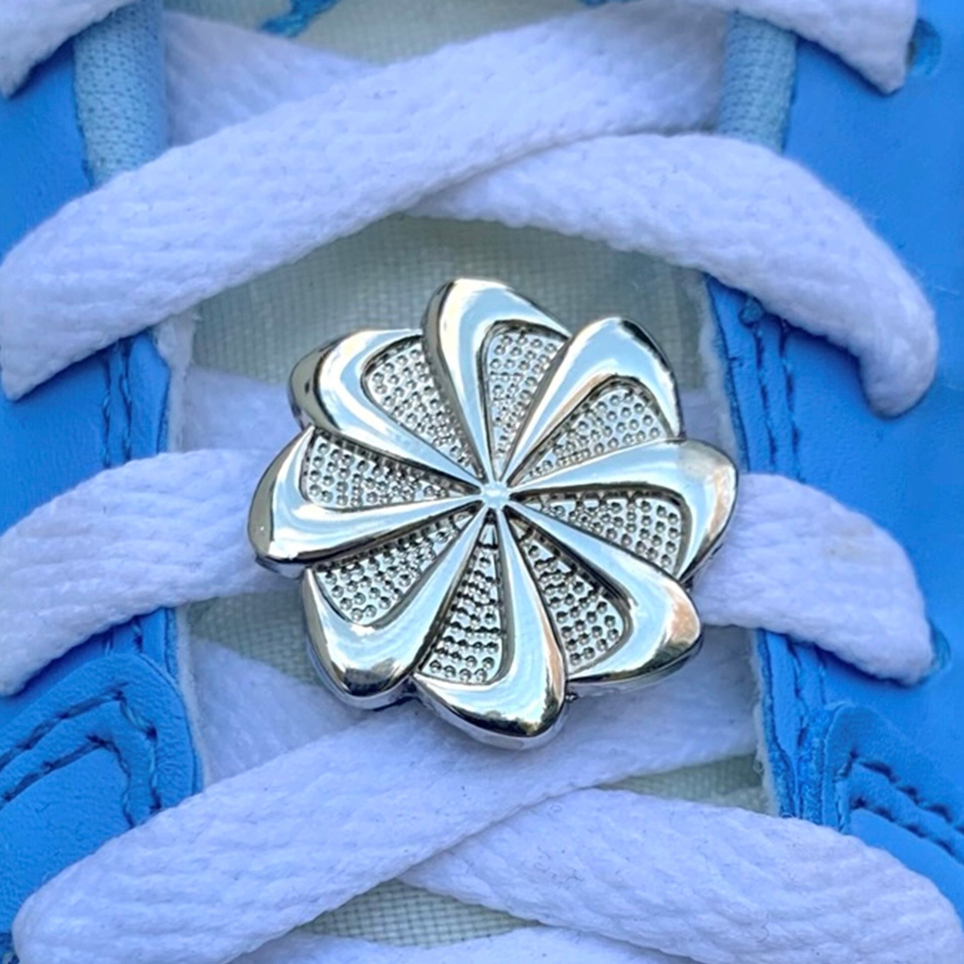 Silberner Nike Pin