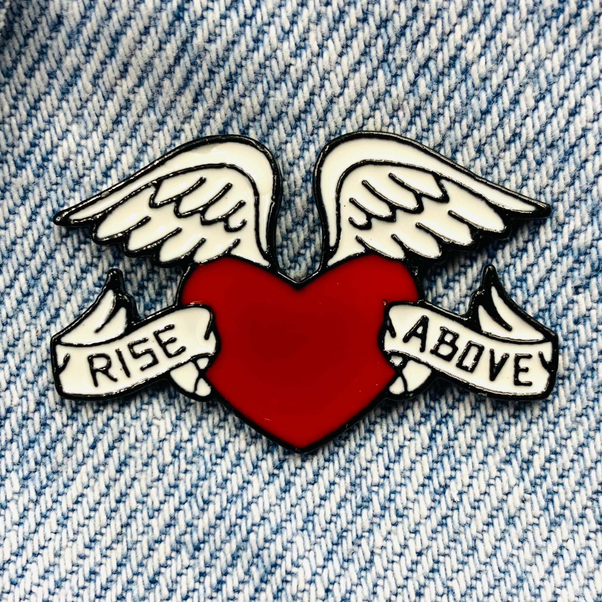 Herz mit Spruch „Rise Above“ Emaille Pin