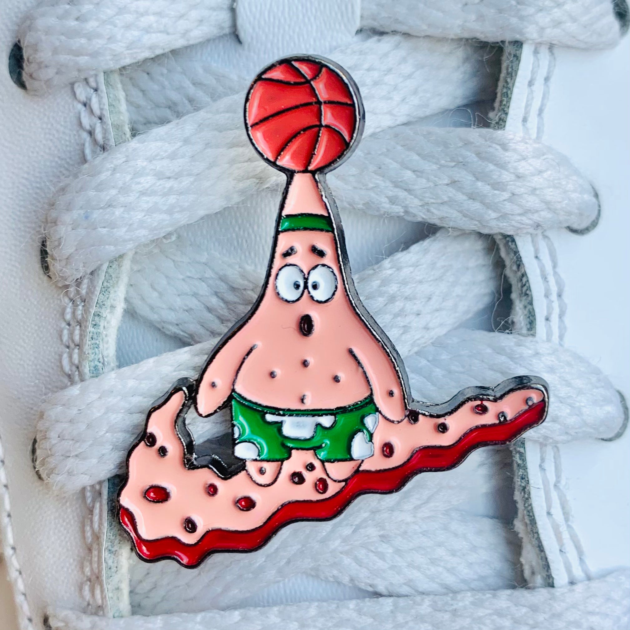 Patrick mit Nike Swoosh Pin