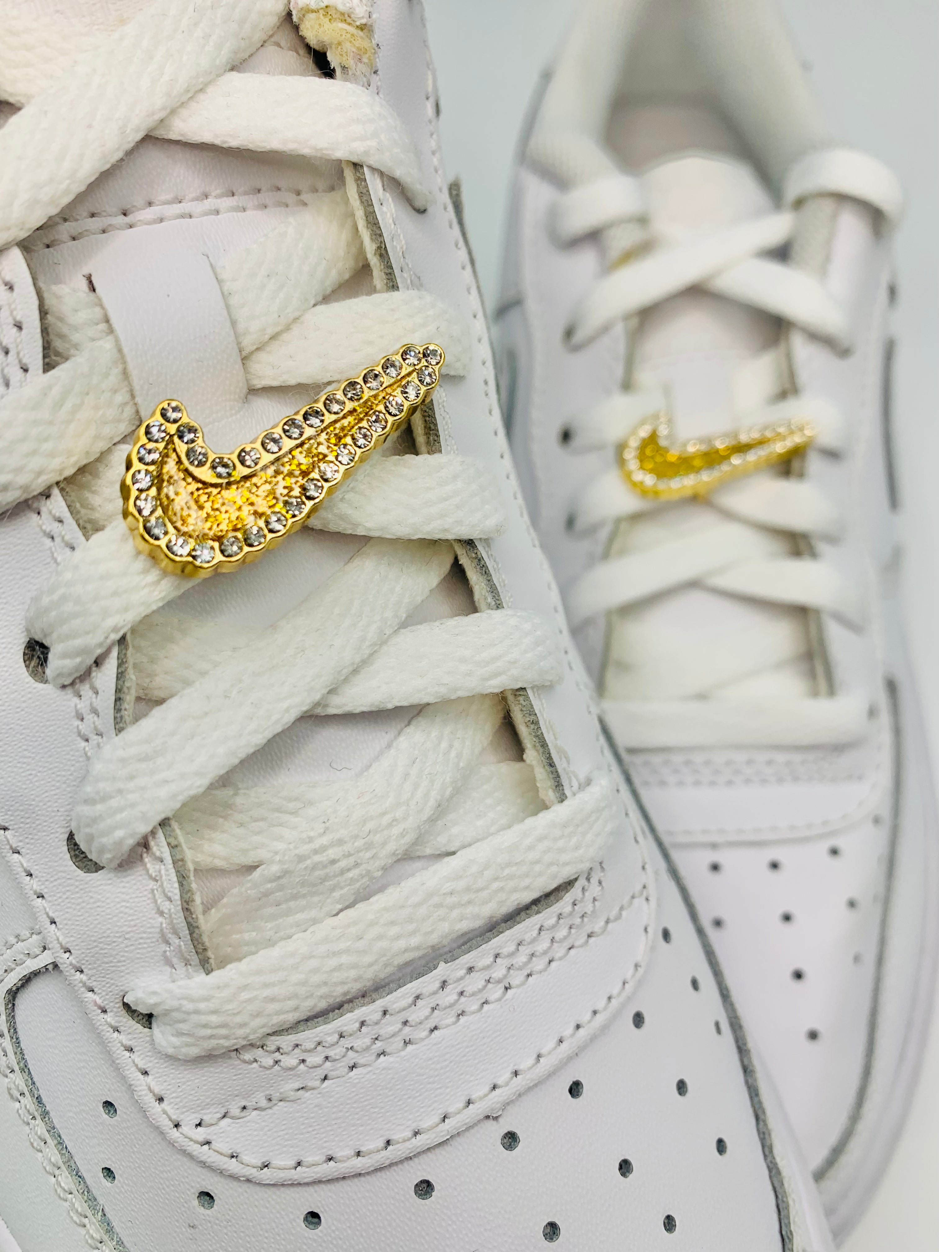 Goldene glitzernde Nike Swoosh Lace Locks Jetzt kaufen ShopDichSchick