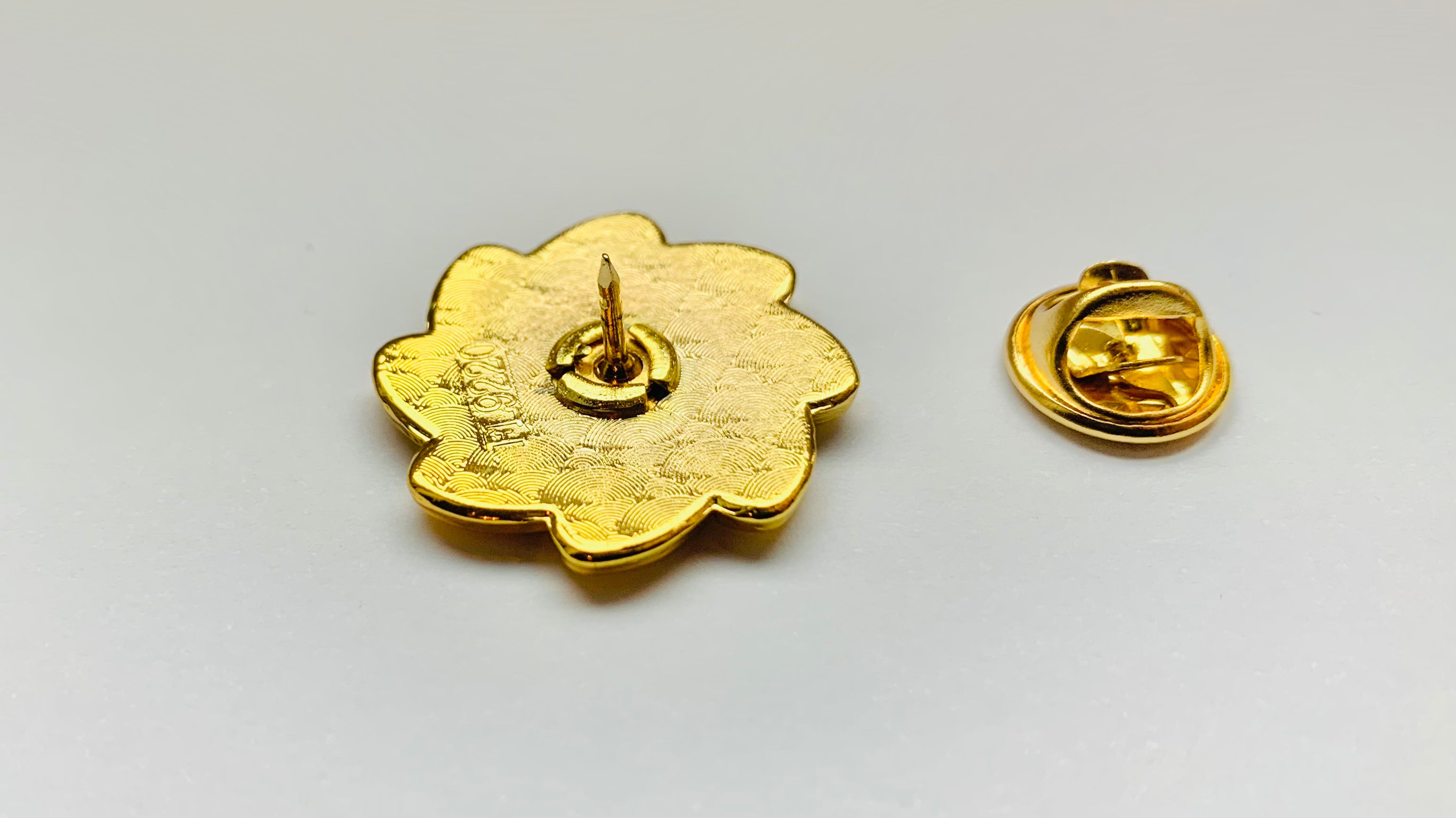 Goldener Nike Pin