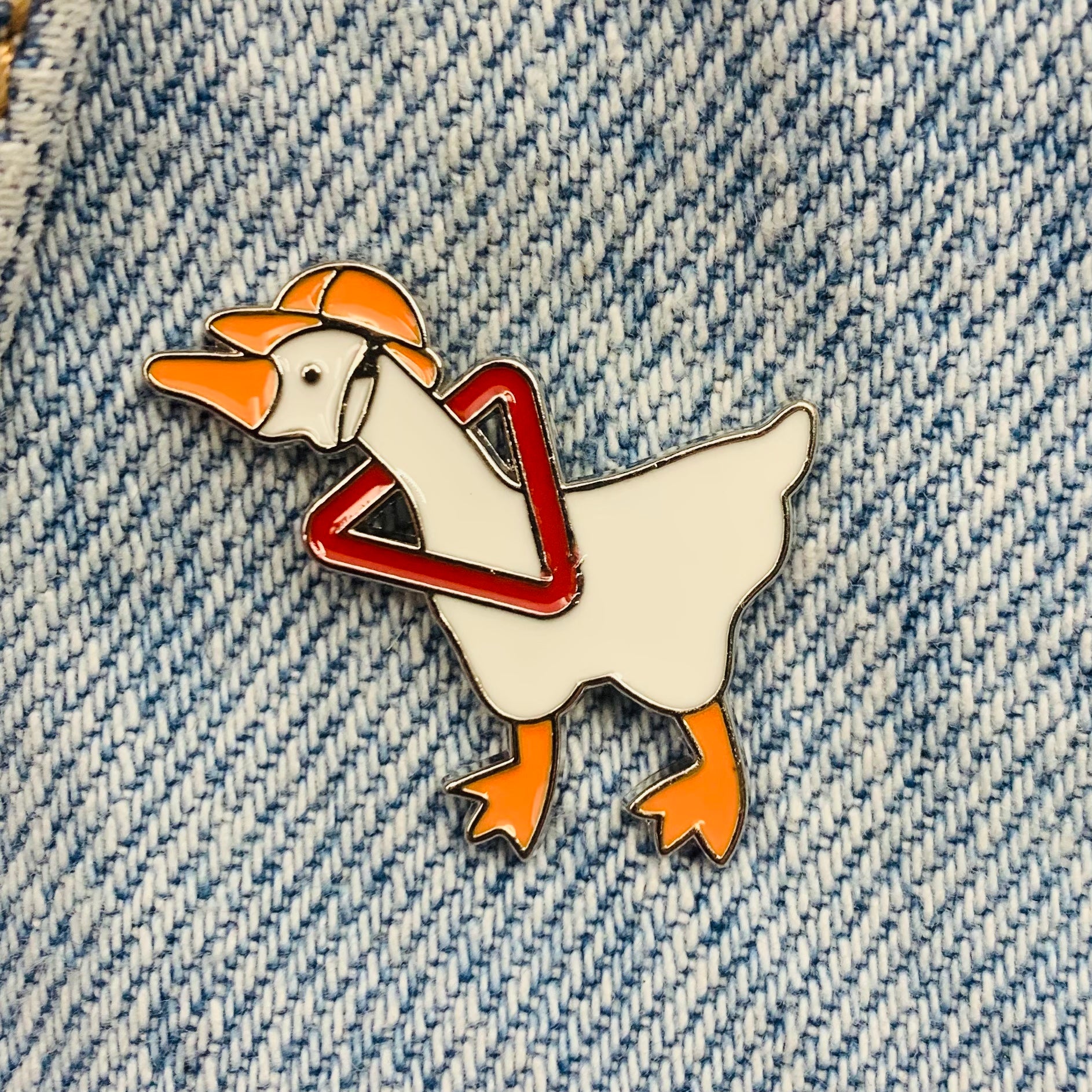 Lustige Gans mit Warndreieck Emaille Pin