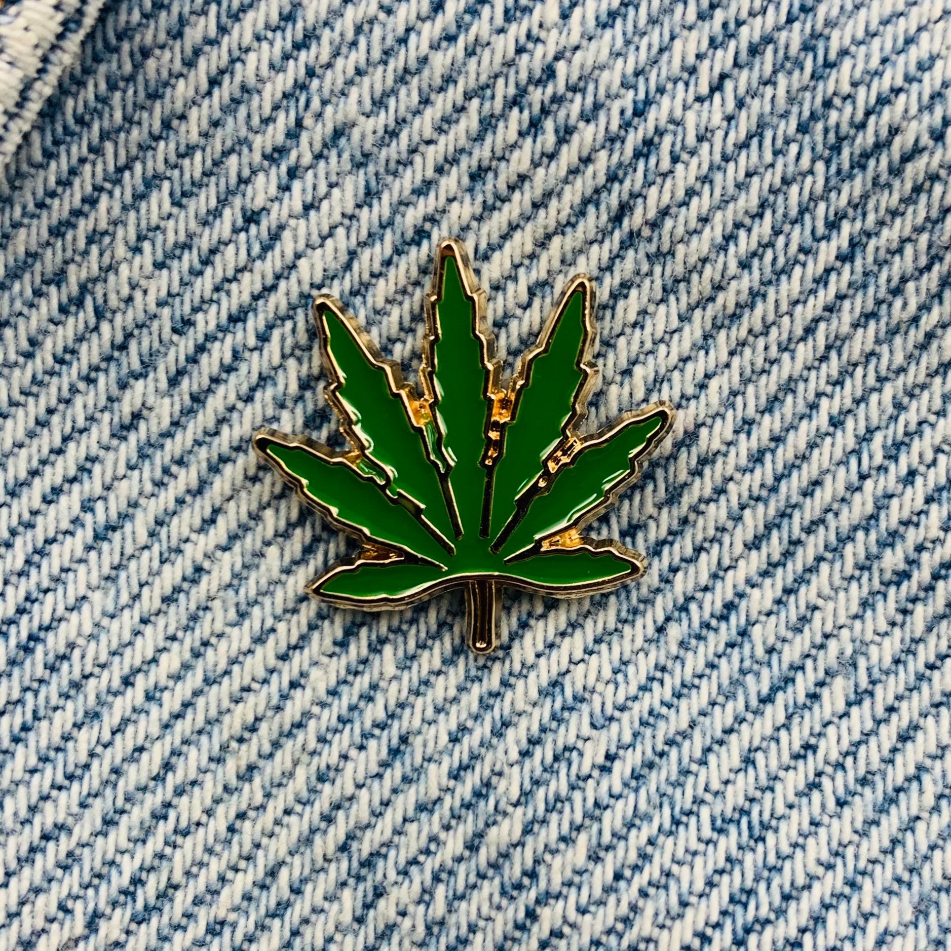 Weed Emaille Pin 