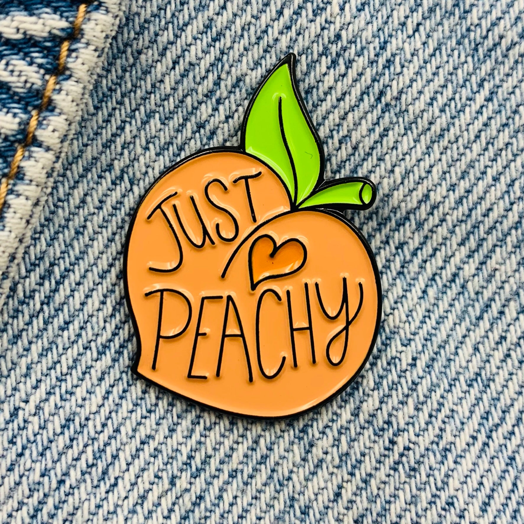 Spruch "Just peachy" Emaille Pin