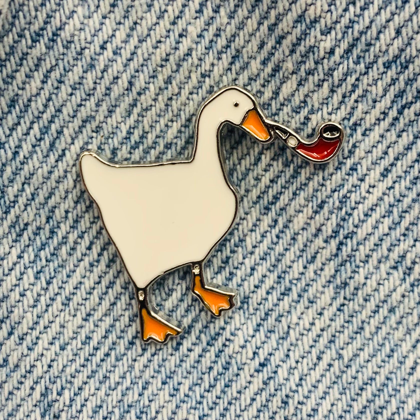 Lustige Gans mit Pfeife Emaille Pin