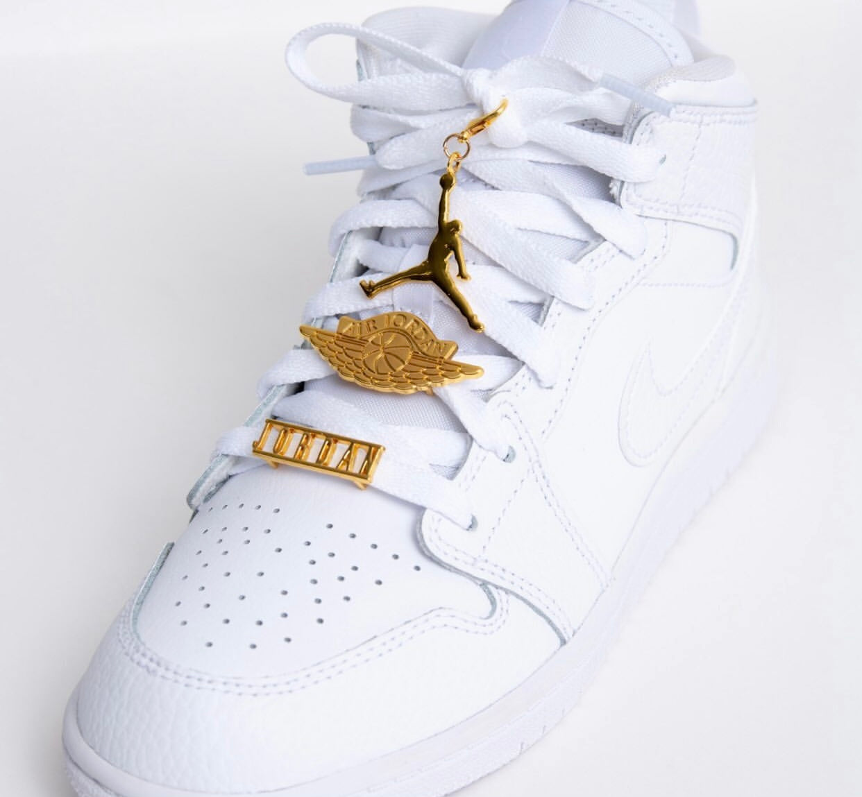 Nike gold hotsell lace locks