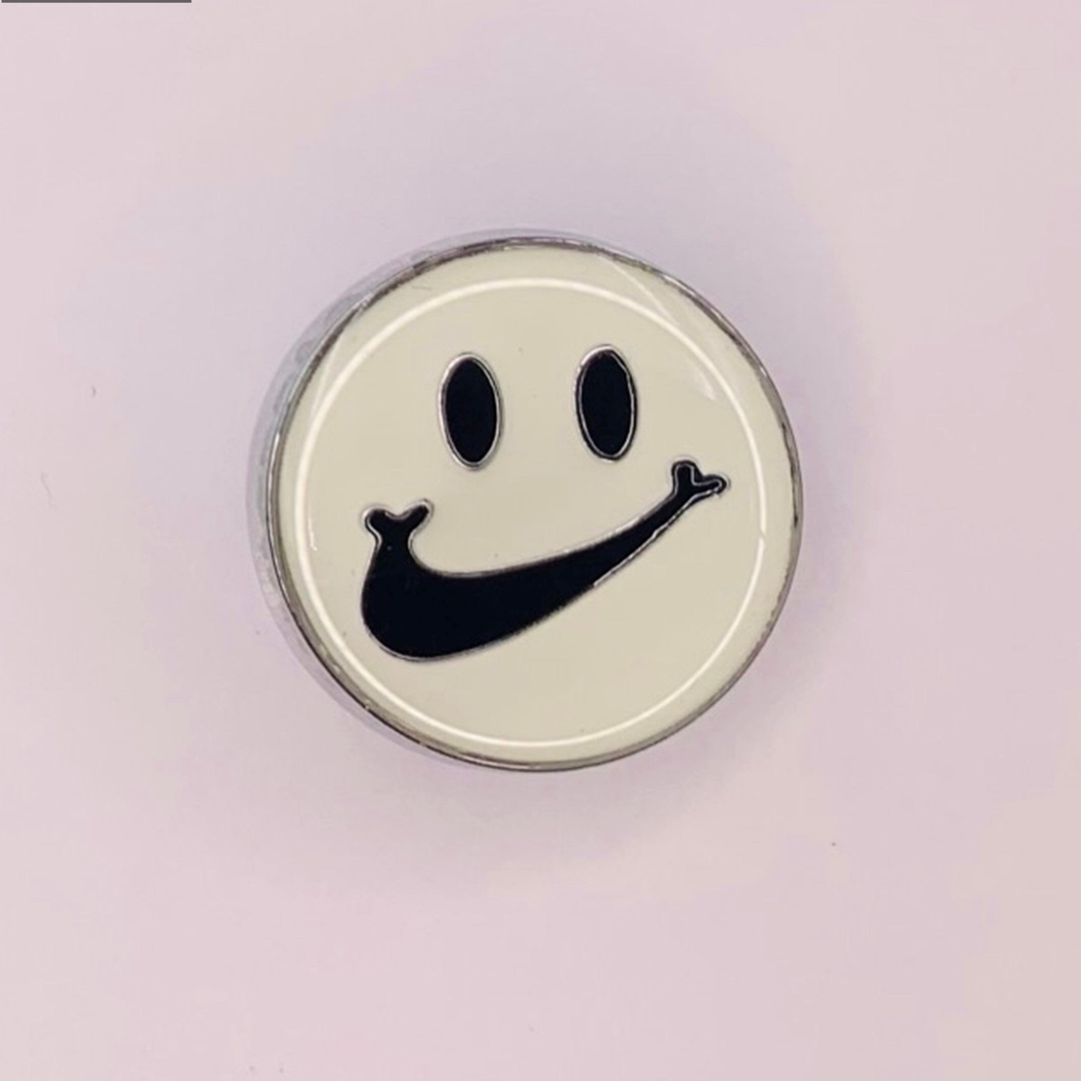 Weißer Nike Smiley Pin