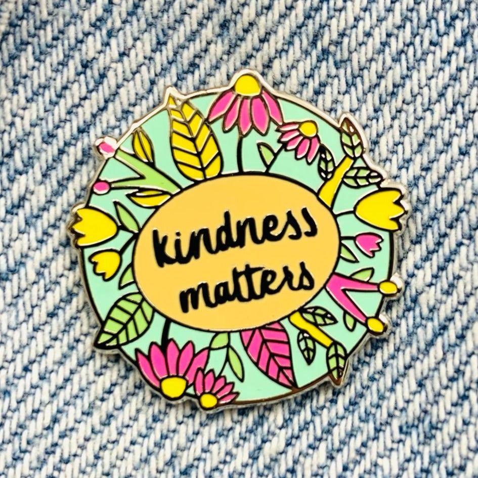 Saying kindness matters Emaille Pin