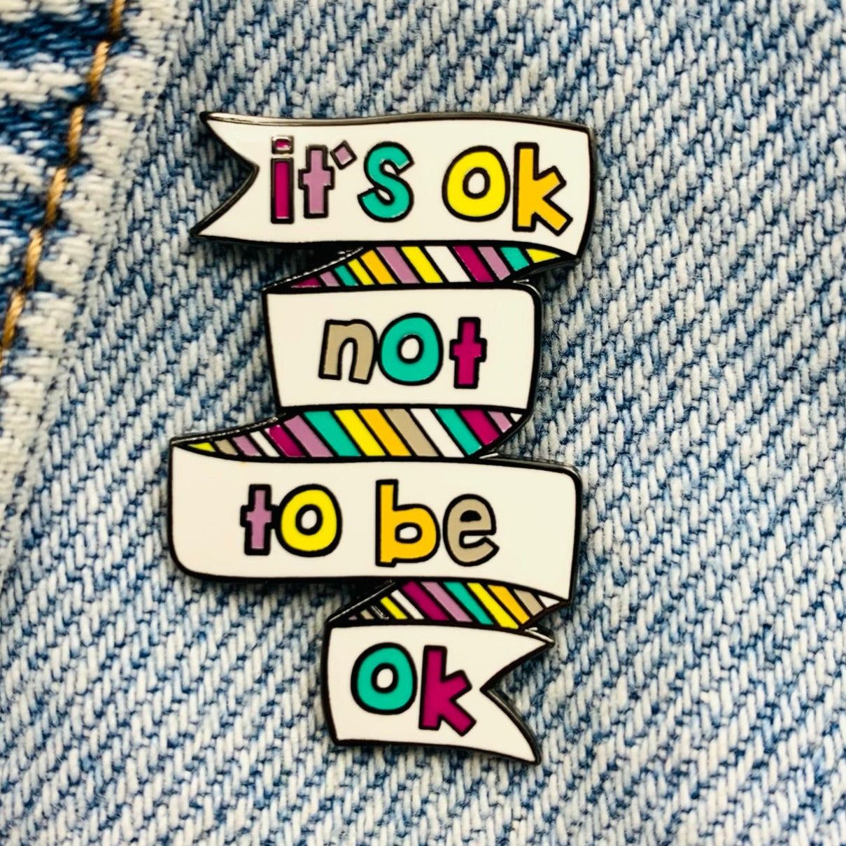 Saying it´s okay Emaille Pin