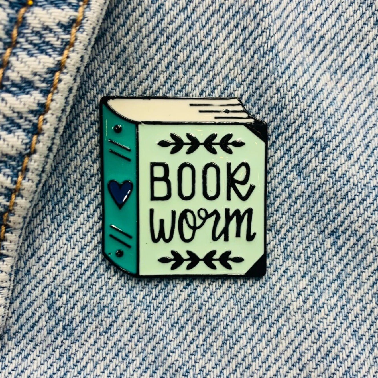 Bücherwurm Emaille Pin