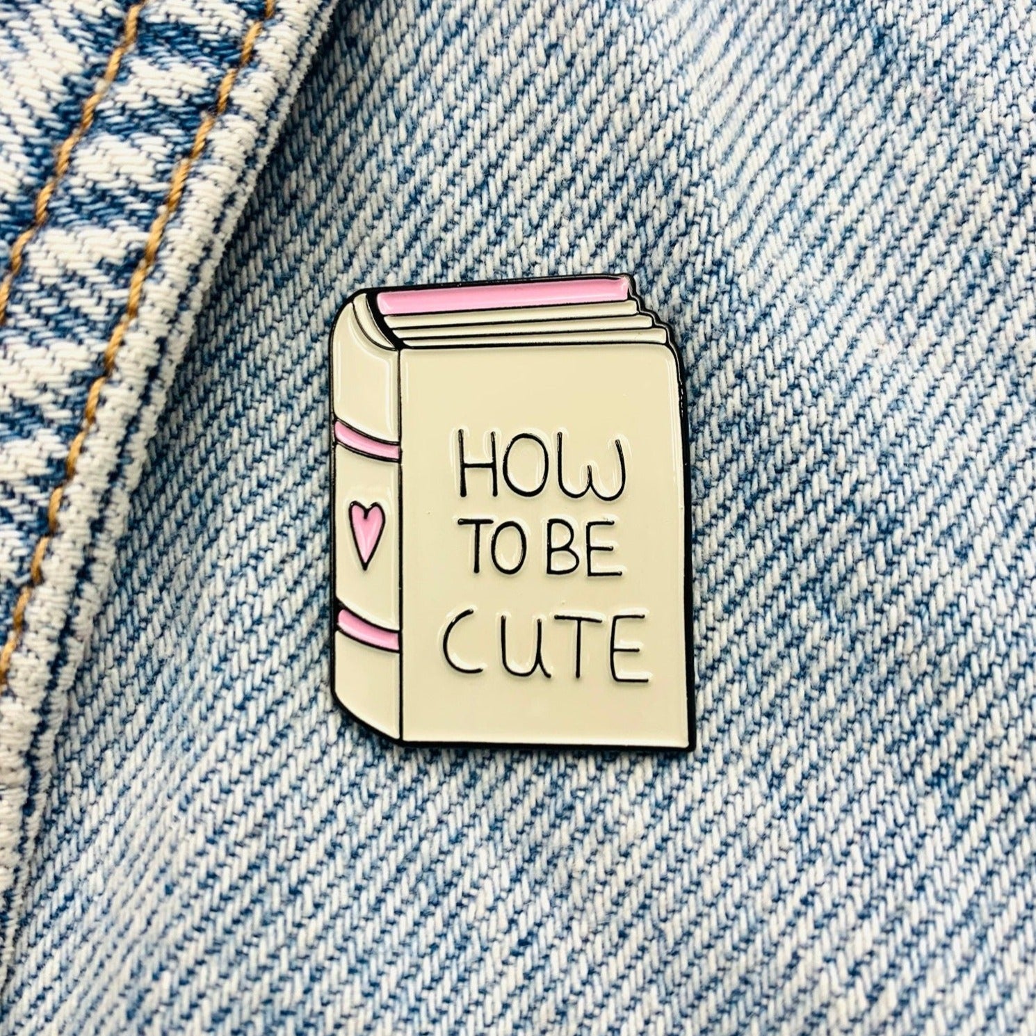 Saying Book "How to be cute" Emaille Pin