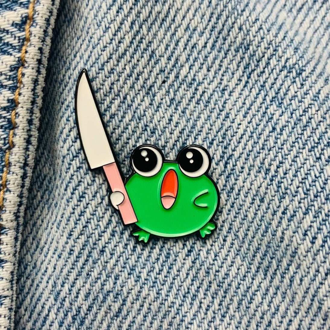 Frosch mit Messer Emaille Pin