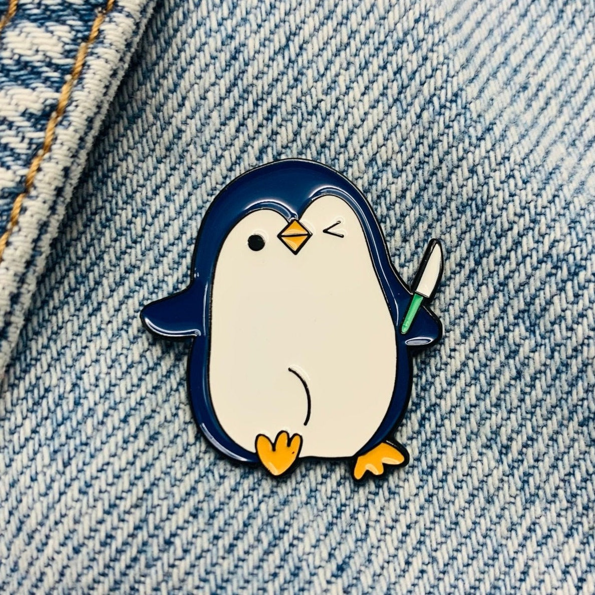 Pinguin mit Messer Emaille Pin