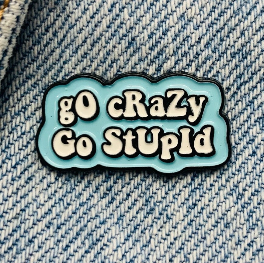 Saying "go stupid go crazy" Emaille Pin