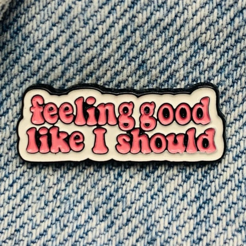 Saying "feeling good like I should" Emaille Pin