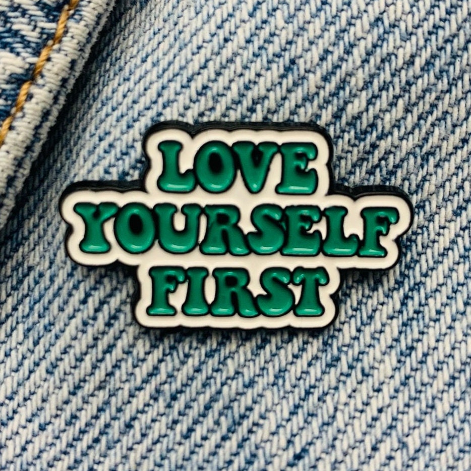 Spruch "love yourself first" Emaille Pin 