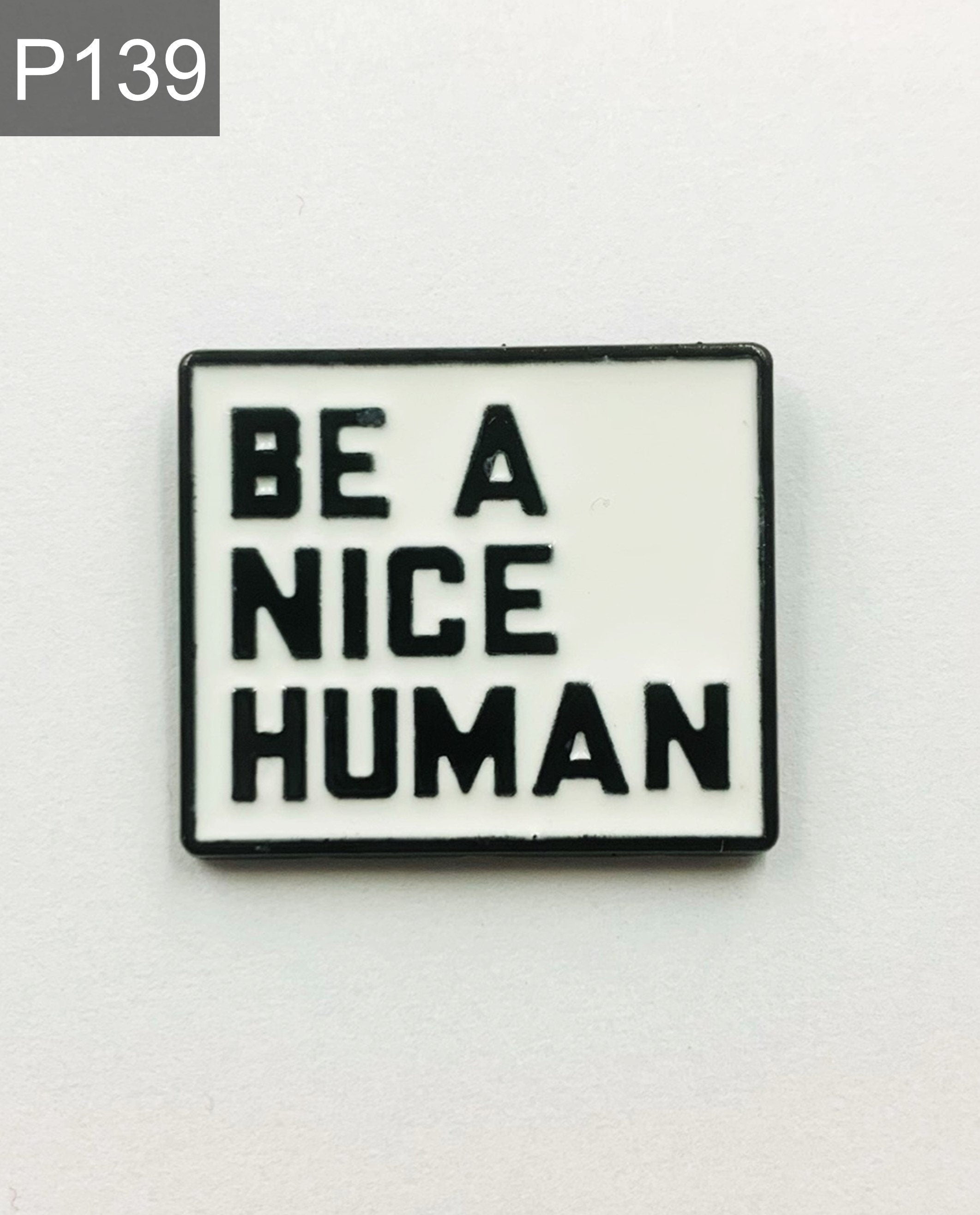 Spruch "be ncie" Emaille Pin