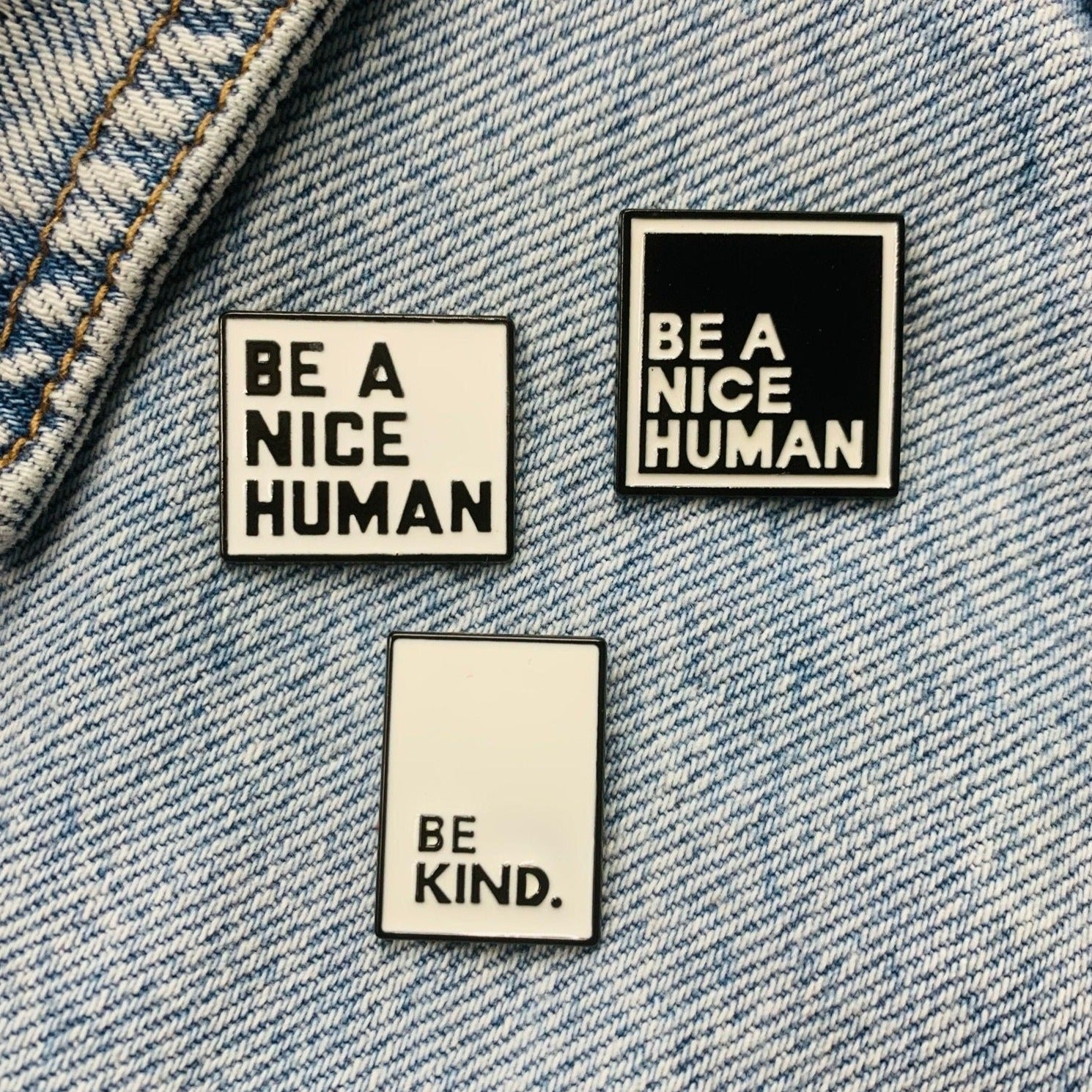 Spruch "be ncie" Emaille Pin