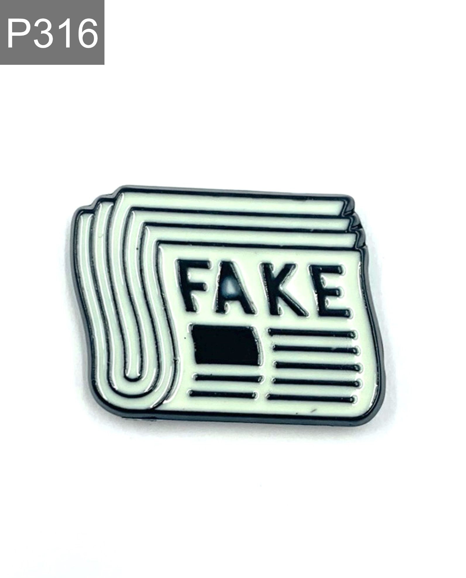 Fake News Emaille Pin