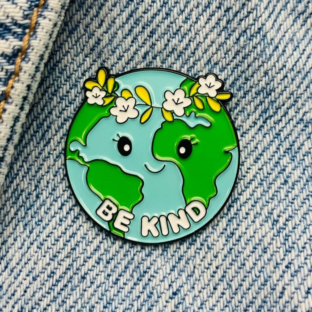 Erde "Be Kind" Emaille Pin