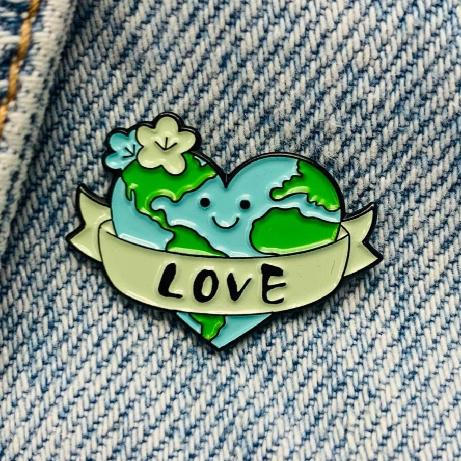 Liebe Erde Emaille Pin