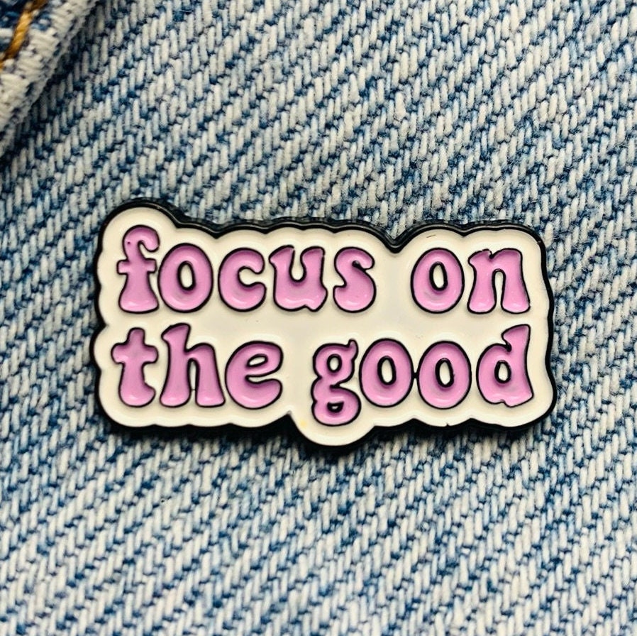 Saying "focus on the good" Emaille Pin