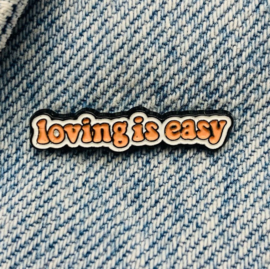 Saying "loving is easy" Emaille Pin