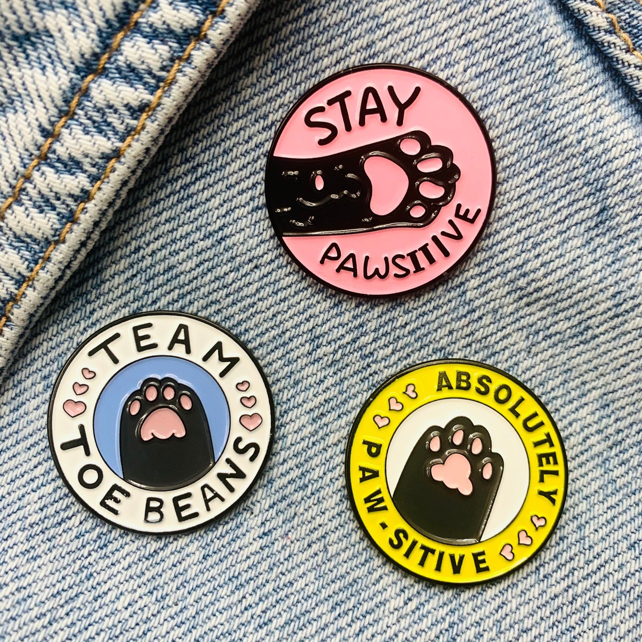 Spruch „Stay Pawsitive" Emaille Pin