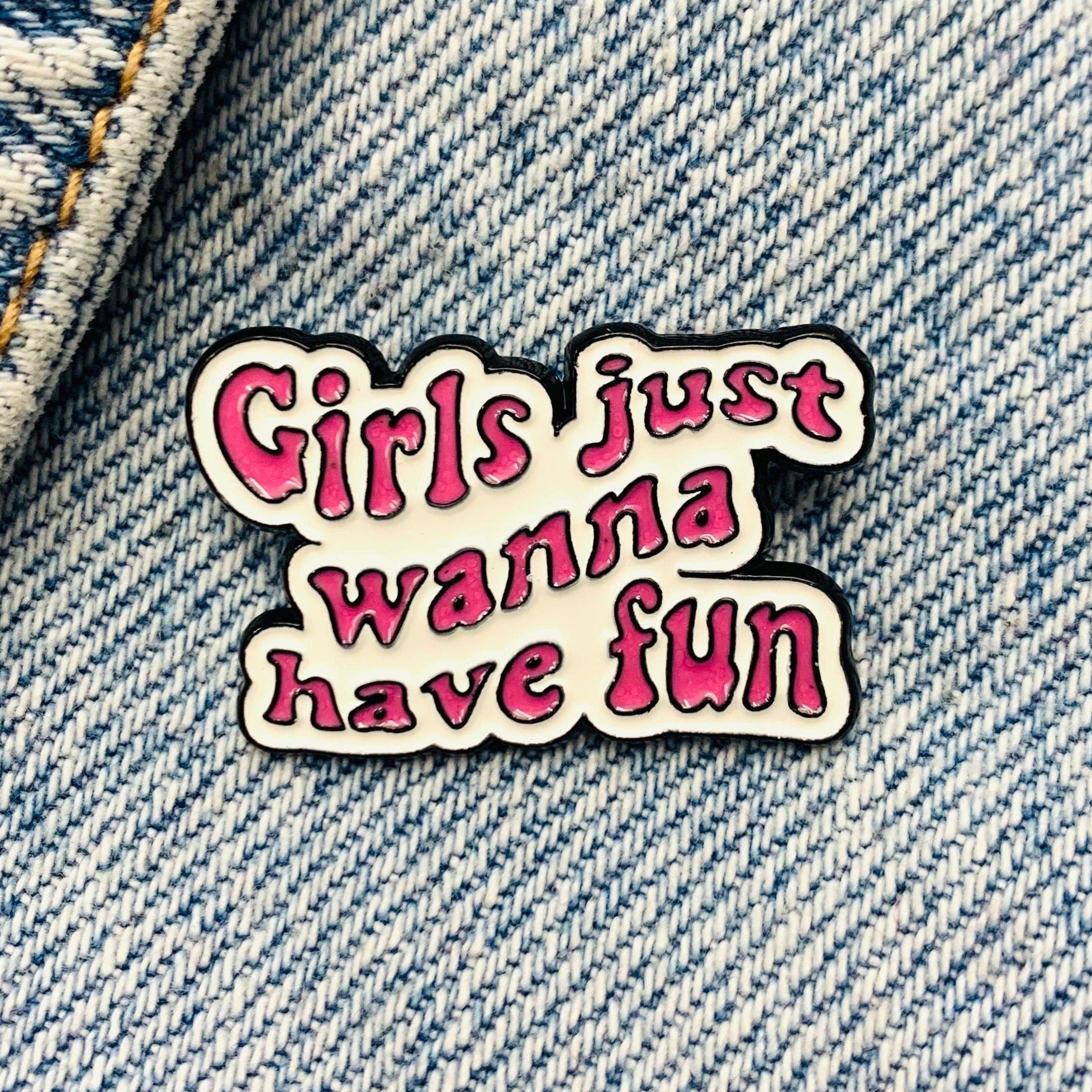 Spruch „Girls want to have fun“ Emaille Pin