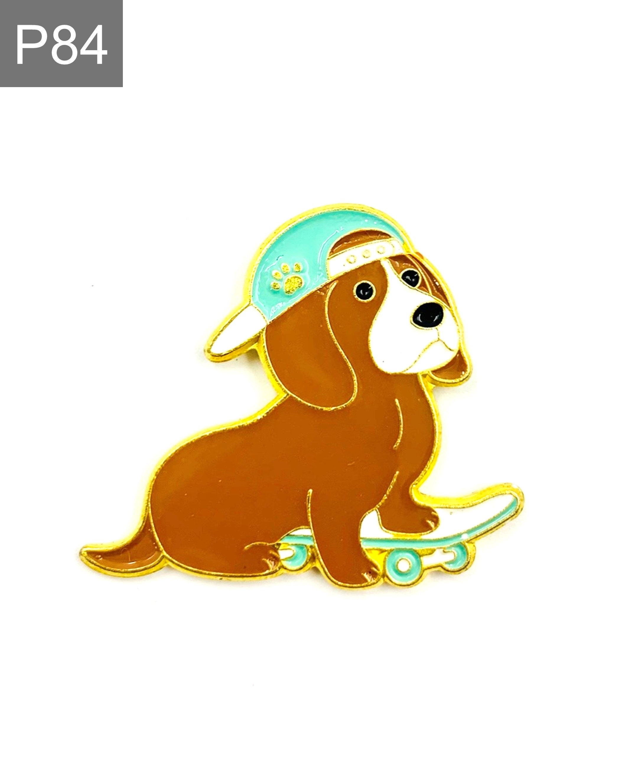 Hunde mit Mütze und Skateboard Emaille Pin