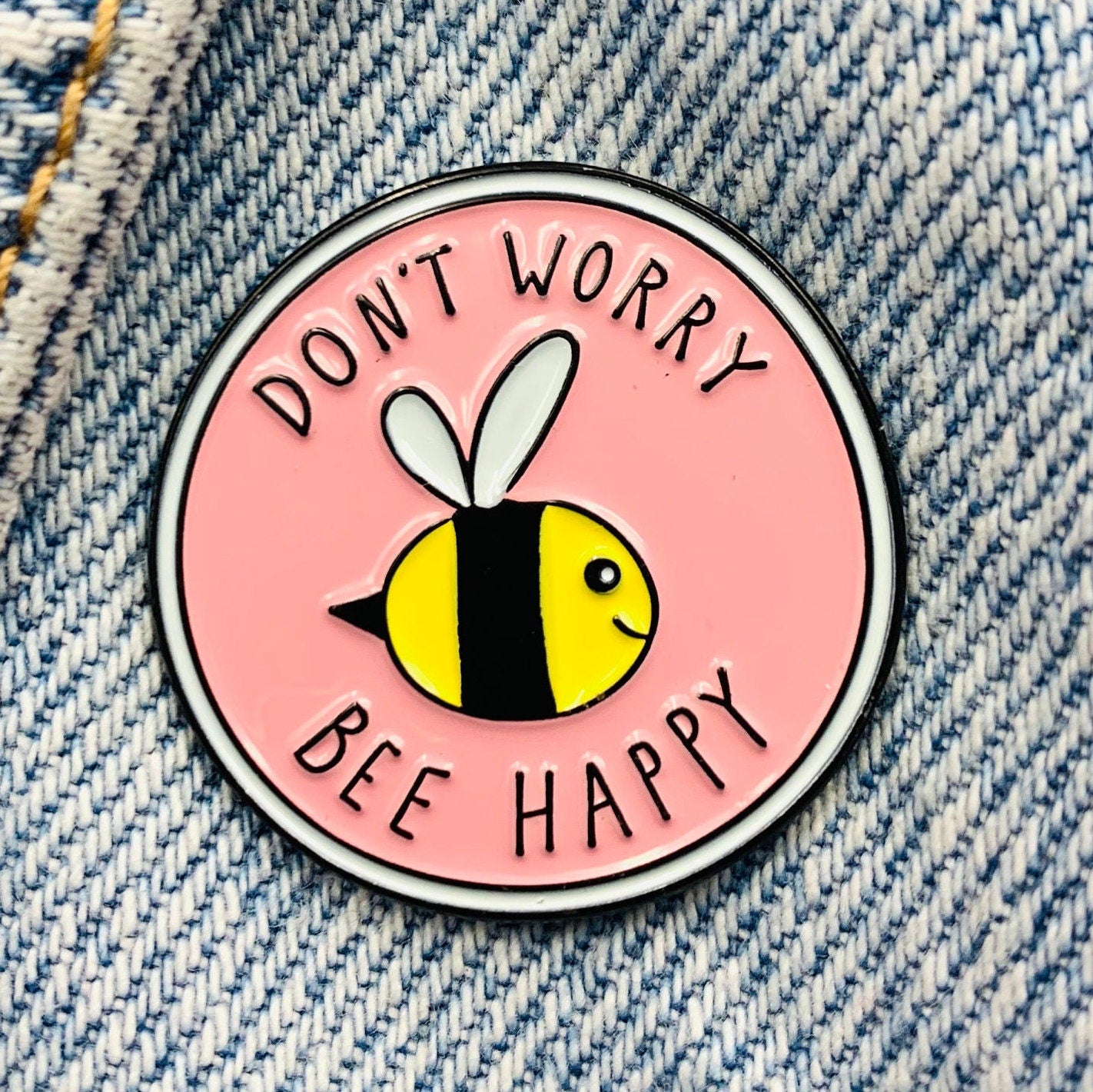 Saying "Don´t worry bee happy" Emaille Pin