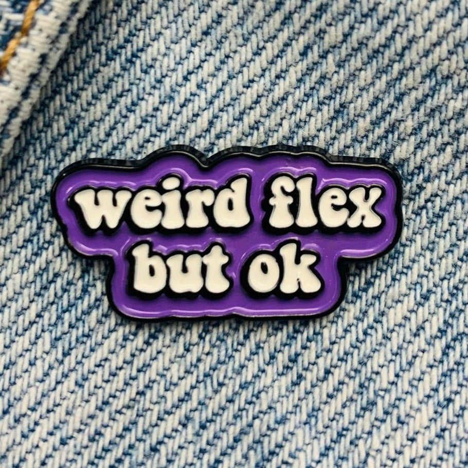 Spruch "weird flex but ok" Emaille Pin 