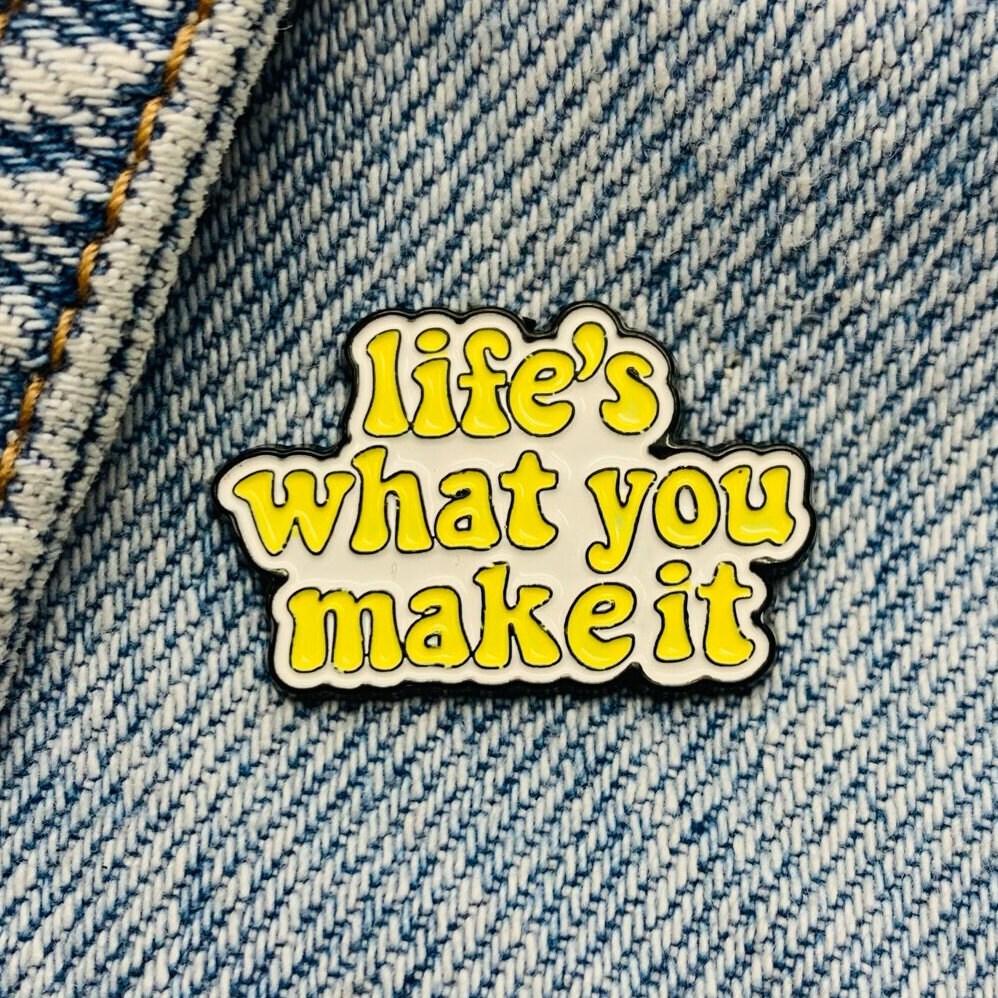 Spruch "life is what you make it" Emaille Pin