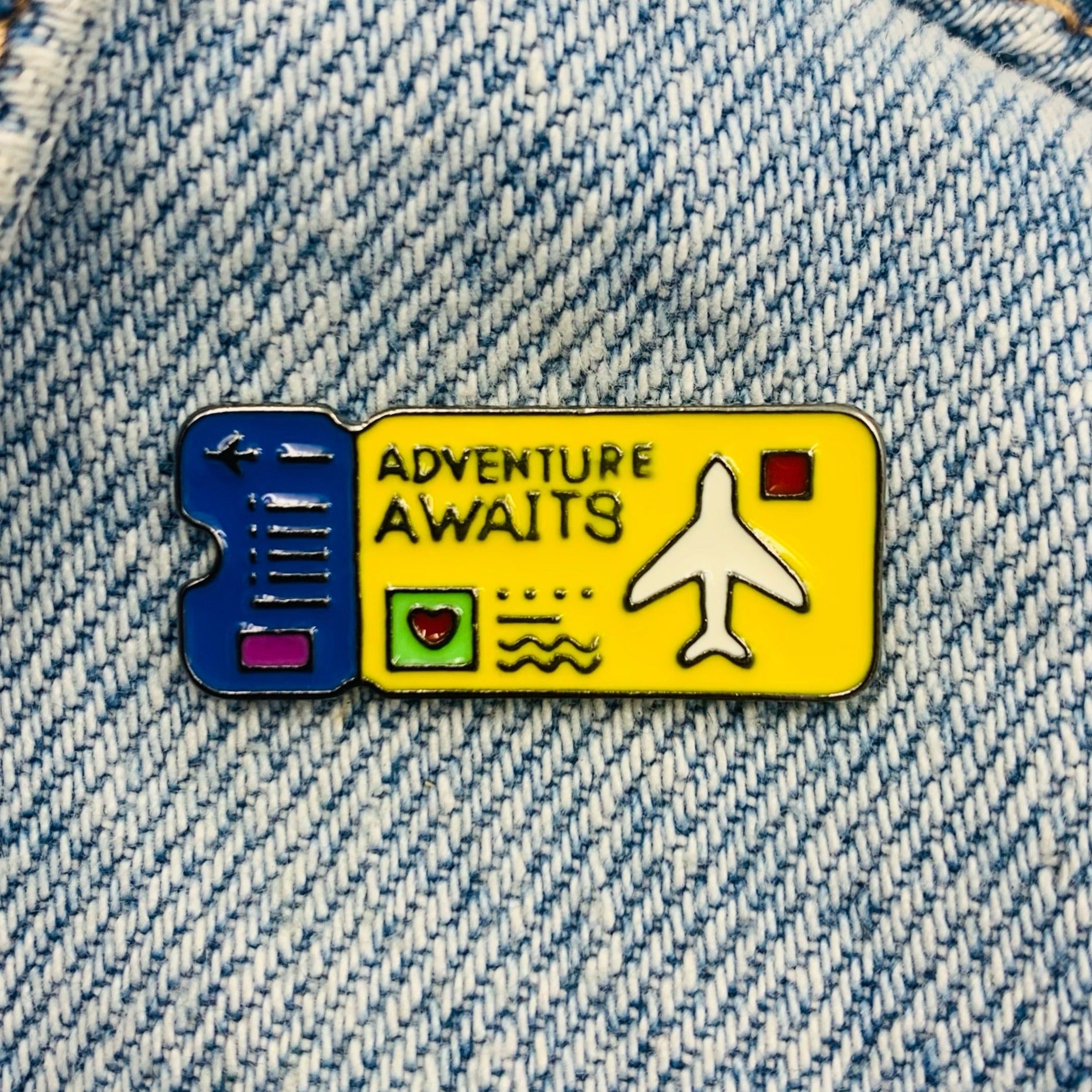 Saying "adventure awaits" Emaille Pin