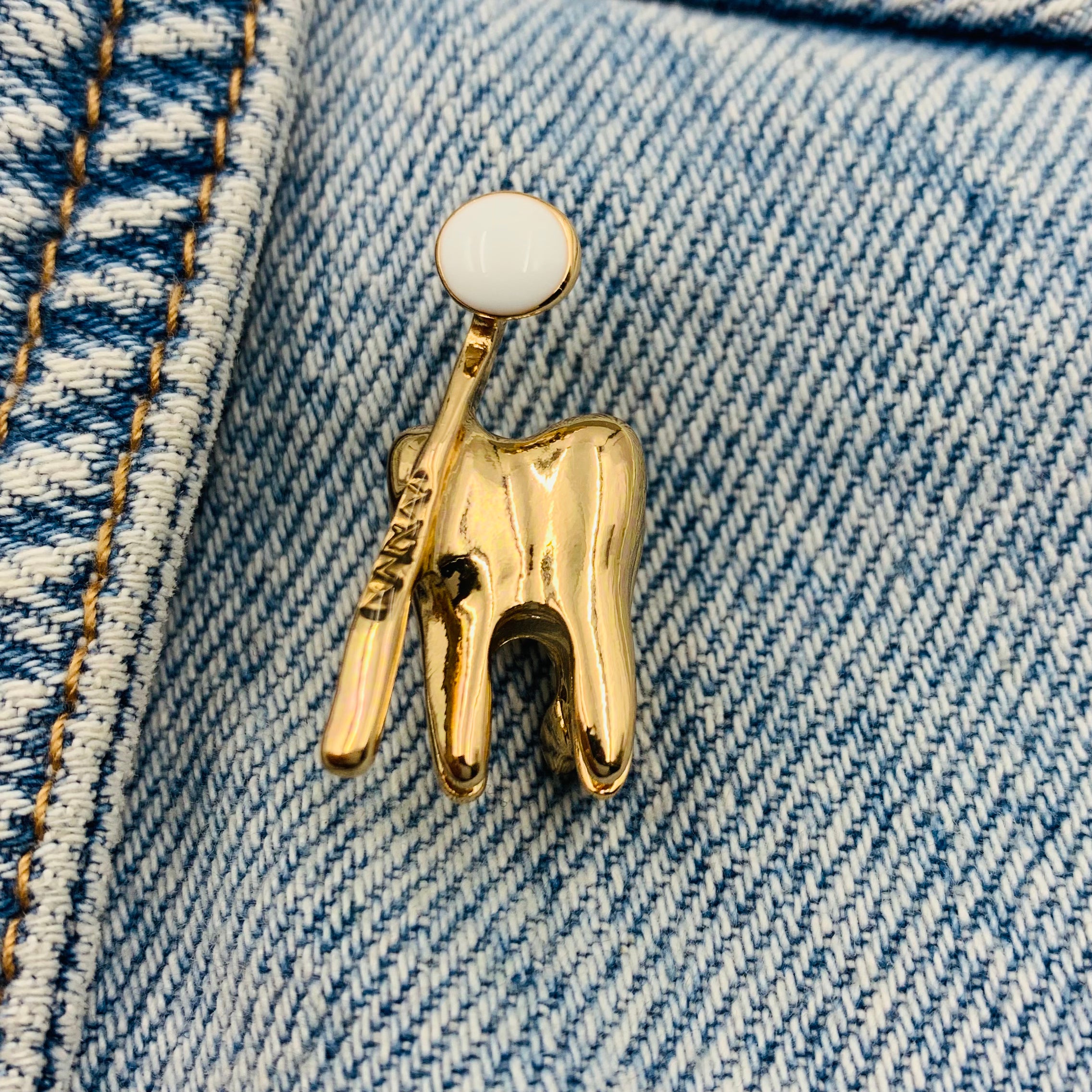 Tooth with mirror Enamel Pin